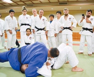 寝技の返し方を披露する真田さん