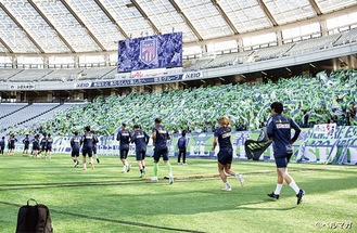 味の素スタジアムに駆け付けた湘南サポーターと選手。互いに見据える目標は同じだ