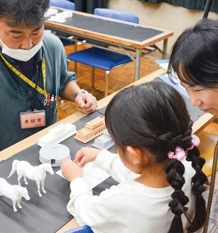 ３D模型を手に取る幼稚部の女児