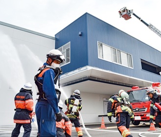 建物への放水と救助を進める消防隊