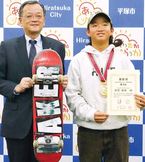 高石さん（右）と高石さんのデッキを持つ落合市長