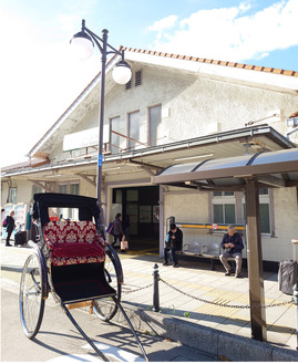 大磯駅前に停車する人力車（提供写真）