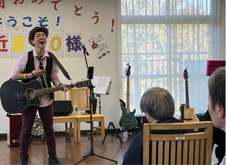 歌を披露する友近さん