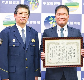 石井署長（左）と門園さん