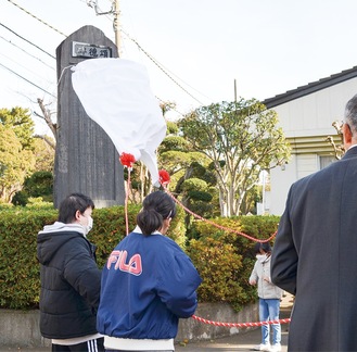 来賓や在校生代表らで頌徳碑の除幕を行った