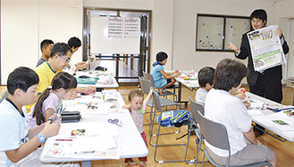 新聞の作り方について学ぶ参加者