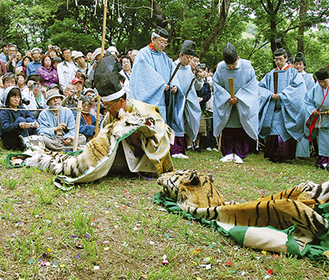 祭りの見どころのひとつ「座問答」