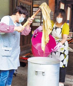 大鍋で枝葉を煮出して布を染める部員