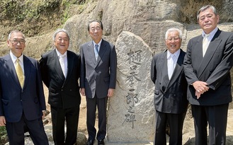 顕彰碑を囲む有志代表の３人と２人の子孫。（右から）里見氏、吉野氏、玉村氏、島村氏、直系子孫の樋口隆一氏