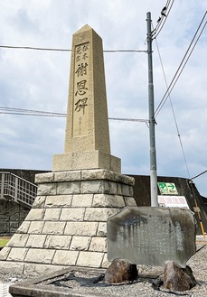 海水浴場近くに建つ松本順謝恩碑