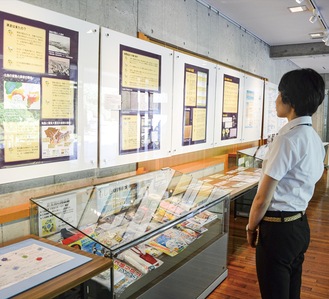 展示の様子と同館の富田さん