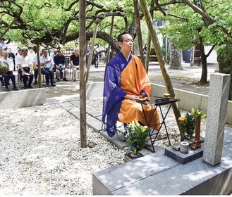 藤村の墓前で回向する櫻井住職