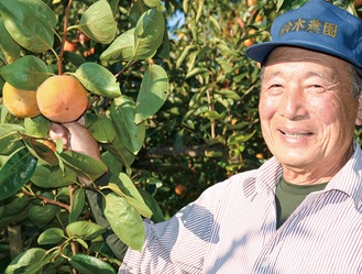 大玉柿を持つ鈴木会長