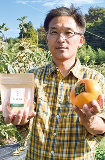 ドライフルーツと「太秋」を持つ清水さん