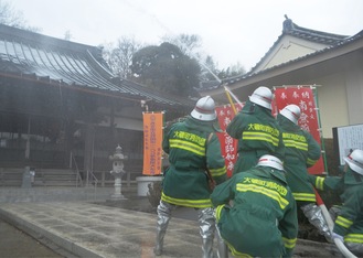 消防団による放水訓練の様子