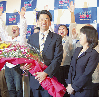 当選を喜ぶ加藤氏の選挙事務所