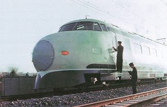 鴨宮基地で試作車を見学する小田原高生