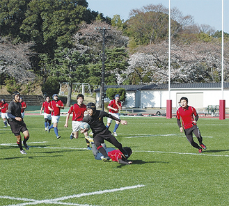 ＯＢのタックルをかわす西湘ラグビー部の選手