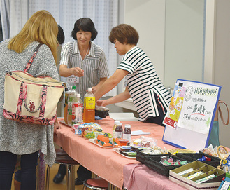 おしゃべりしながら飲み物を選ぶ生徒。用意される飲食物も種類豊富だ