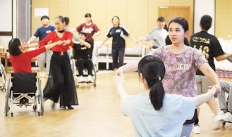 車椅子ダンスの実習に励む学生ら