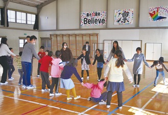 児童と一緒にレクリエーションを楽しむ研修生