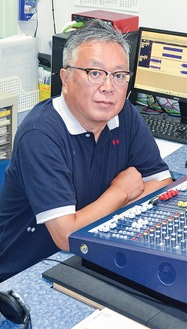 ＦＭ小田原のスタジオで取材に応じる鈴木伸幸氏