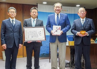 贈呈式の様子（右から3人目が加藤代表理事※提供写真）