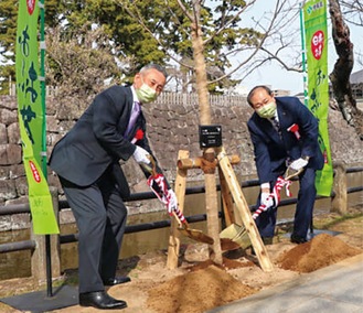 植樹式の様子（小田原市提供）