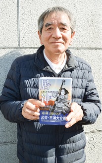 書籍を手にする今井さん