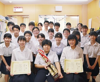 前列左から長竹さん、西尾さん、溝口さんと、放送部のメンバー