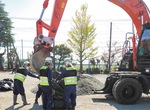 重機による土のうづくり