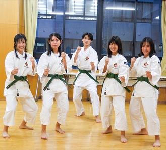 少林寺拳法部の（左から）田中さん、宇佐見さん、小原さん、杉崎さん、杉山さん