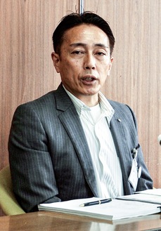 会見で質問に答える松本町長