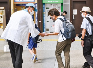 利用者に食中毒予防を呼び掛ける＝小田原駅前