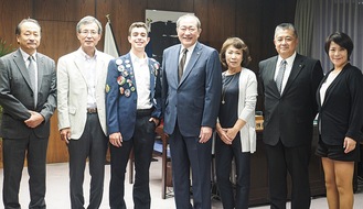 パトリシオさん（中央左）と守屋市長と城北ＲＣのメンバー