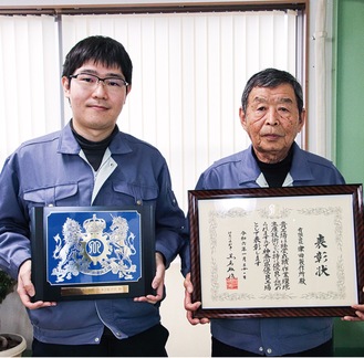 表彰状を手にする津田久男社長（右）と大義副社長