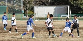 球際で争う選手