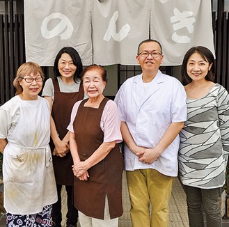 店主の尾崎文彦さん(右から２人目)と、店を支えてきた家族や従業員