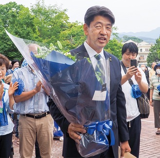 拍手で迎えられた加藤市長