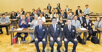 前方右から坂口さん、小村会長、宮内さん