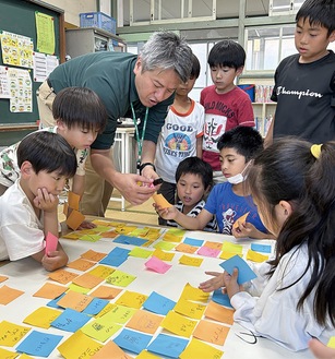 地域の魅力を出し合う児童たち