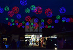 「竹まり」が灯り、観光客でにぎわう強羅駅