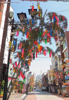 鮮やかな七夕飾りで通りを彩る（昨年）