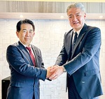 事業の完成を報告した高橋理事長（左）と秋澤取締役