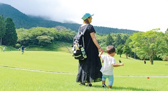 自然に囲まれたゴルフ場で遊ぶ親子（過去の様子）