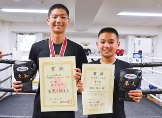 優勝の賞状を持つ隼人さん（右）と大和さん