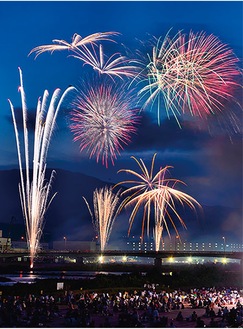 夜空を彩る花火（過去）写真提供：小田原市観光協会