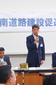 新会長としてあいさつする加藤市長（小田原市提供）