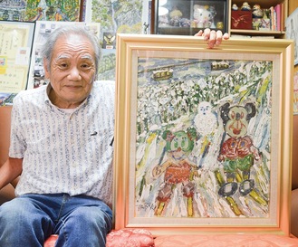 選出作品の原画を持つ樽木さん