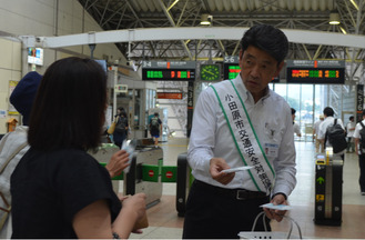 駅の利用者に交通安全を呼びかける加藤市長